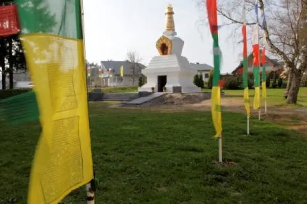 Bild: Erstmals in Deutschland: Tibetisch-buddhistisches Gebetsfest und 900-Jahrfeier im Eifelkloster Langenfeld