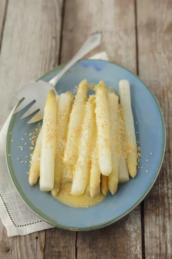 Spargel mit Sesam und Zitronen-Meerrettich-Sauce