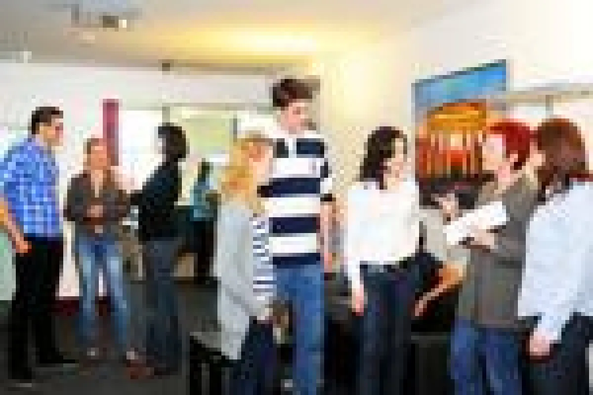 Interessenten zum Tag der offenen Tür am Campus Berlin