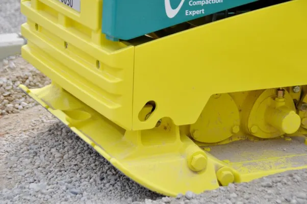 Bild: Rüttelplatte mit Fernbedienung: Hydraulisch gelenkt durch den Graben