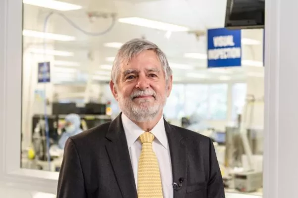 Bild: Ehrung für Verdienste bei Entwicklung des Cochlea-Implantats: Jim Patrick erhält Order of Australia
