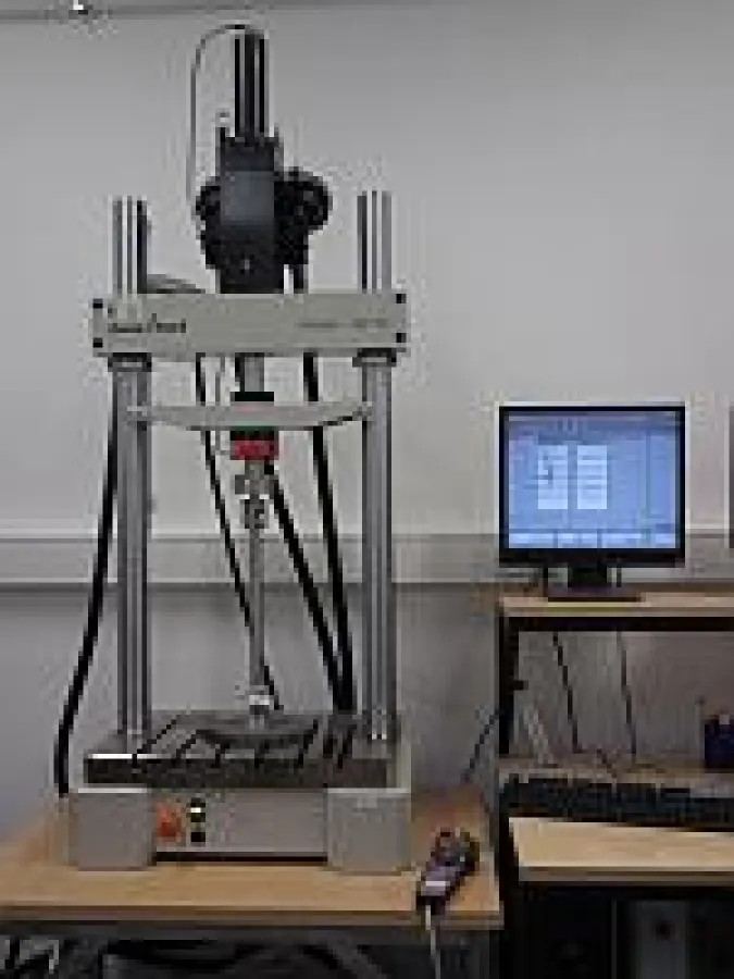Die servohydraulische Prüfmaschine HC 10