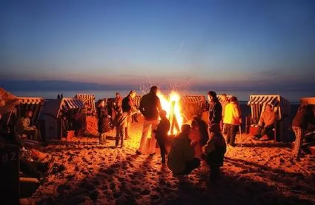 Liebe macht blau: die Frühlingsgefühle der Moorfrösche auf der Ostseehalbinsel Fischland-Darß-Zingst Bild: Liebe macht blau: die Frühlingsgefühle der Moorfrösche auf der Ostseehalbinsel Fischland-Darß-Zingst
