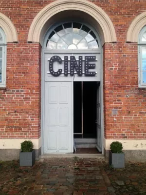 Bild: Künstlergespräch mit Romeo Grünfelder zur Filmausstellung in der Galerie Marstall Ahrensburg