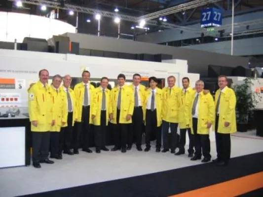 Die gelben Werkzeugspezialisten von Sandvik Coromant auf der EMO: Team vor und während der Messe im Einsatz Bild: Die gelben Werkzeugspezialisten von Sandvik Coromant auf der EMO: Team vor und während der Messe im Einsatz