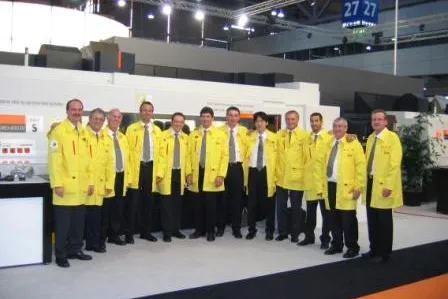 Bild: Die gelben Werkzeugspezialisten von Sandvik Coromant auf der EMO: Team vor und während der Messe im Einsatz