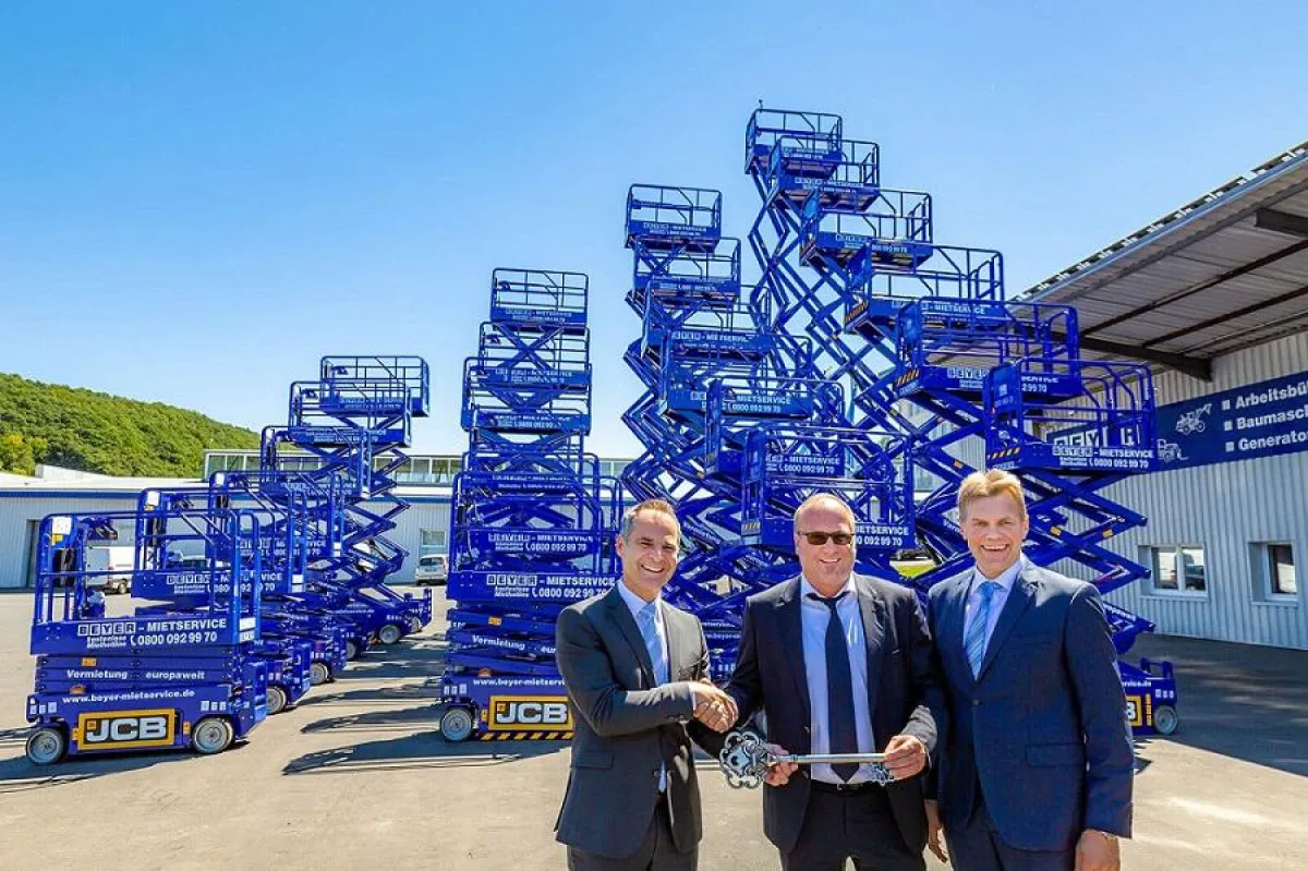 von links: Frank Zander (Geschäftsführer JCB Deutschland GmbH), Dieter Beyer (Geschäftsf