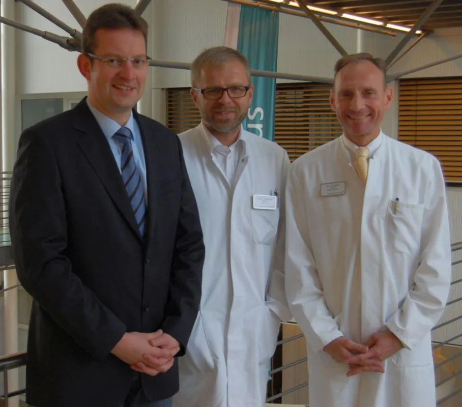 (v. l.): Dr. Guido Lerzynski (Geschäftsführer), Priv.-Doz. Dr. Lothar Burghaus (Chefarzt Klinik