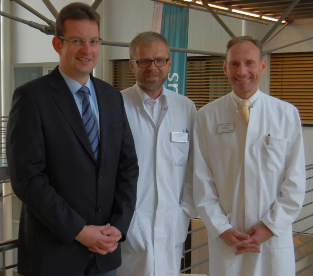 (v. l.): Dr. Guido Lerzynski (Geschäftsführer), Priv.-Doz. Dr. Lothar Burghaus (Chefarzt Klinik