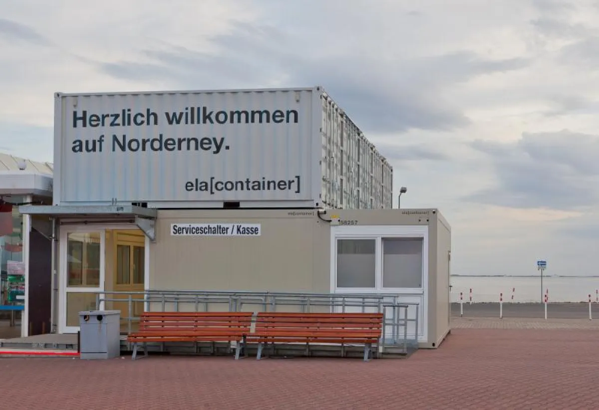 Das ELA Terminal mit Blick aufs Meer begrüßt die neuankommenden Urlaubsgäste.