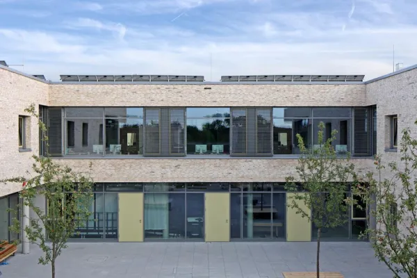 Bild: Rubner realisiert Erweiterungsbau des Sonderschulzentrums mit Pfosten-Riegel-Fassaden und Glasdach
