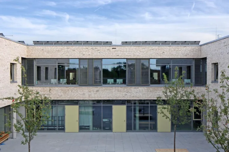 Bild: Rubner realisiert Erweiterungsbau des Sonderschulzentrums mit Pfosten-Riegel-Fassaden und Glasdach