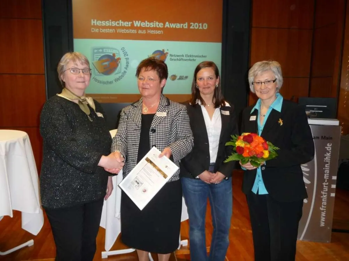 Siegrid Sommer, Geschäftsführerin von Günther-Heisskanaltechnik (2. v. l.), freut sich zusammen mit Welke-Gesellschafterin Irene Knaub und Marketingleiterin Beier über die Auszeichnung.