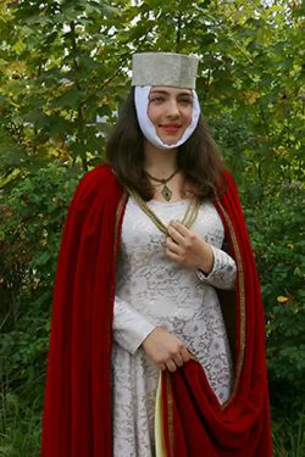 Emilia Gianetta verkörpert die Herzogin von Andechs in den mittleren Jahren.