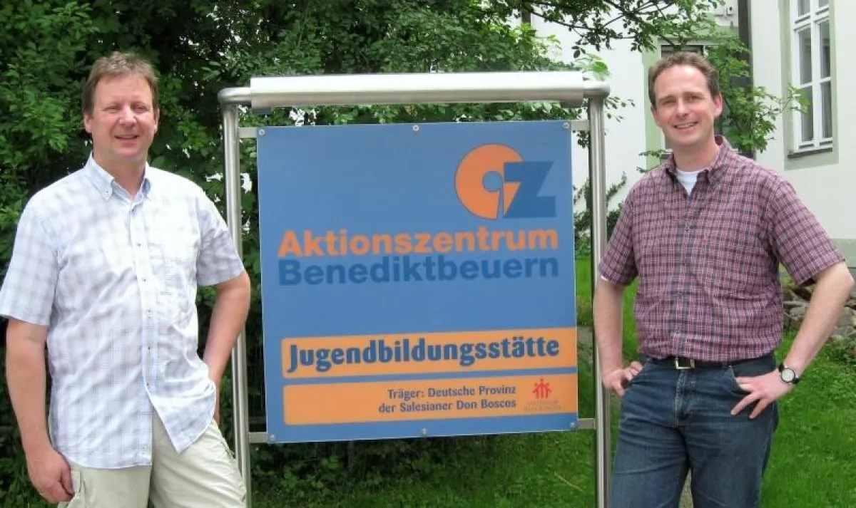 Franz Wasensteiner (li.) übernimmt von P. Stefan Stöhr (re.) die Leitung der Benediktbeurer Jugendbildungsstätte Aktionszentrum.