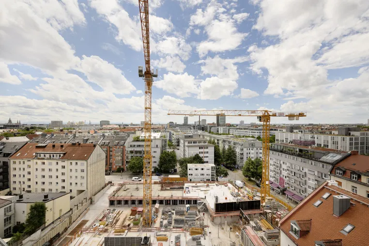 Bild: Von Stillstand keine Spur: Start der oberirdischen Hochbauarbeiten am Münchner Holzhybrid-Ensemble VINZENT