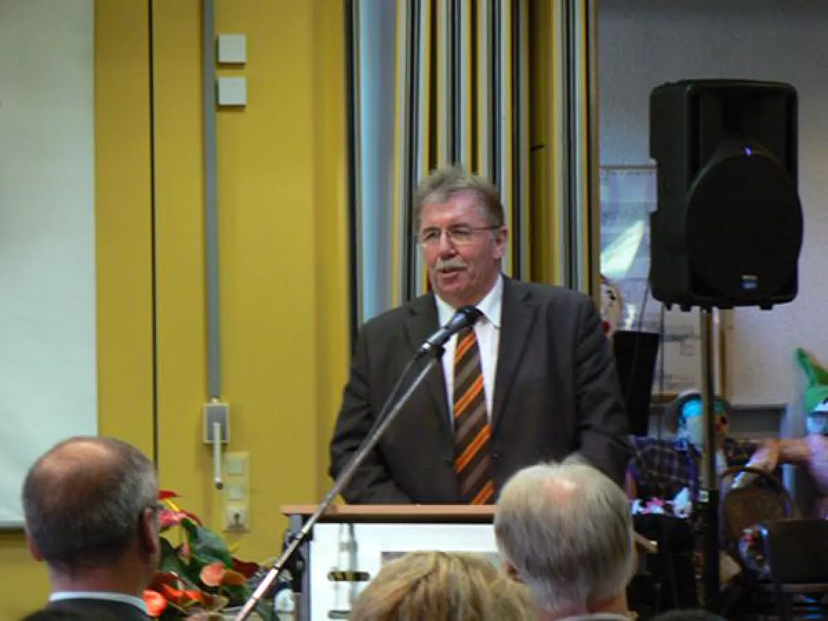 Schirmherr Ernst Hügel begrüßt die anwesenden Gäste bei der Ausstellungseröffnung «anders? ? cool!»