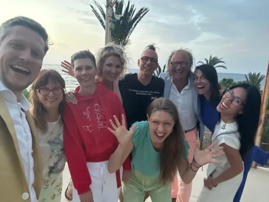 Bild: Internationales Online-Event „Beach & Beyond“: Persönlichkeitsentwicklung live vom Strand Zyperns