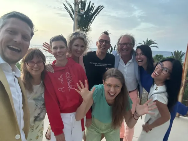 Internationales Online-Event „Beach & Beyond“: Persönlichkeitsentwicklung live vom Strand Zyperns Bild: Internationales Online-Event „Beach & Beyond“: Persönlichkeitsentwicklung live vom Strand Zyperns