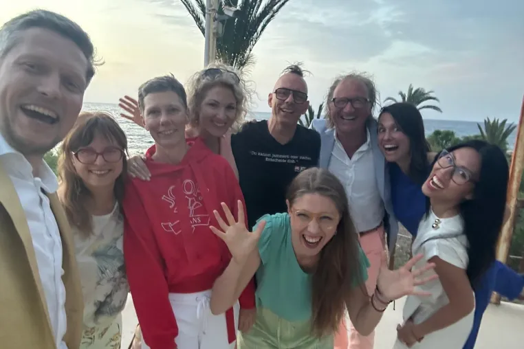 Bild: Internationales Online-Event „Beach & Beyond“: Persönlichkeitsentwicklung live vom Strand Zyperns
