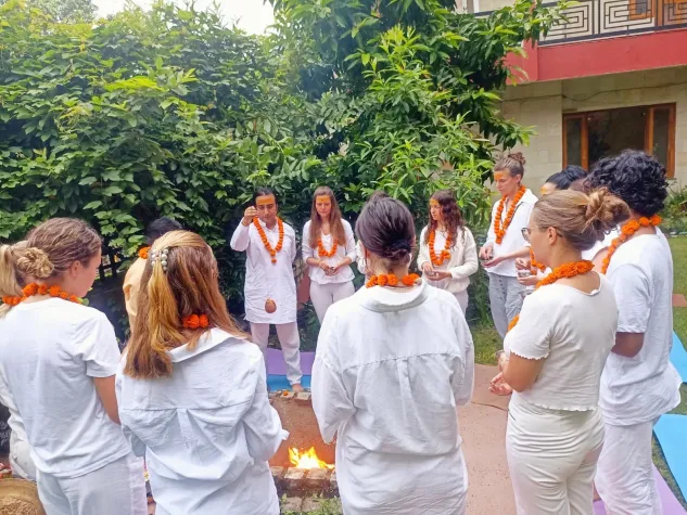 Bild: Santosha: Wie eine Yoga Ausbildung in Indien zu mehr Zufriedenheit beitragen kann