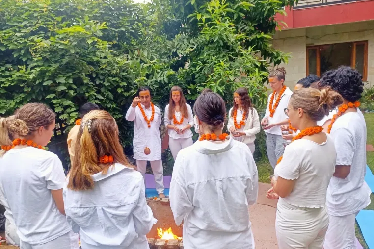 Santosha: Wie eine Yoga Ausbildung in Indien zu mehr Zufriedenheit beitragen kann Bild: Santosha: Wie eine Yoga Ausbildung in Indien zu mehr Zufriedenheit beitragen kann