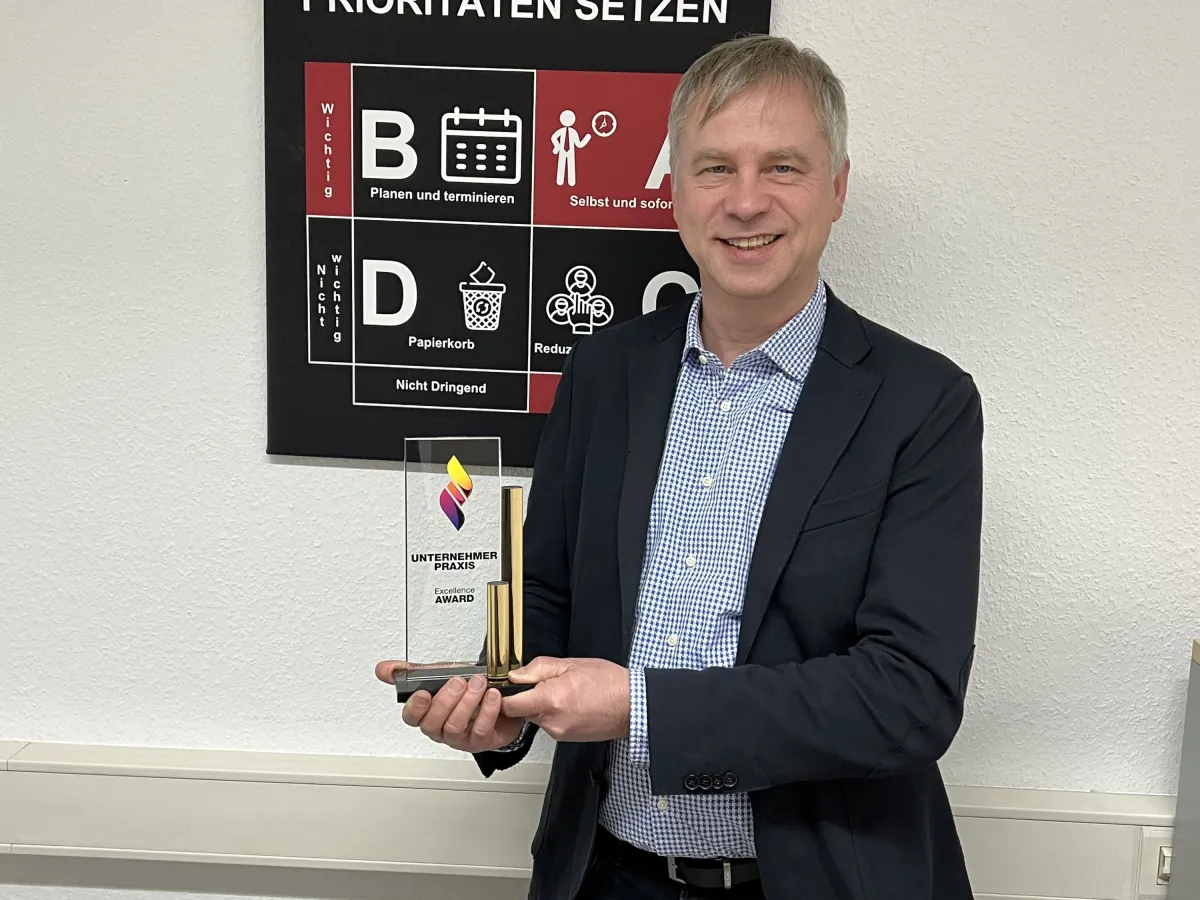 Till Runte nimmt den Unternehmer Praxis Award vom Institut praxisorientierter Unternehmer entgegen. (© Clemens Adam)