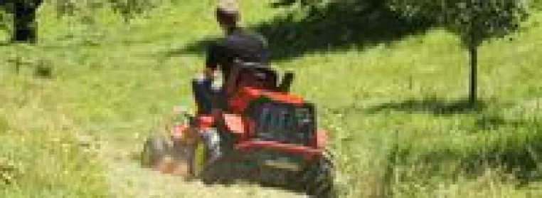 Bild: Niedriger Schwerpunkt für schwieriges Terrain: Hochgrasmäher ECHOTRAK H-223