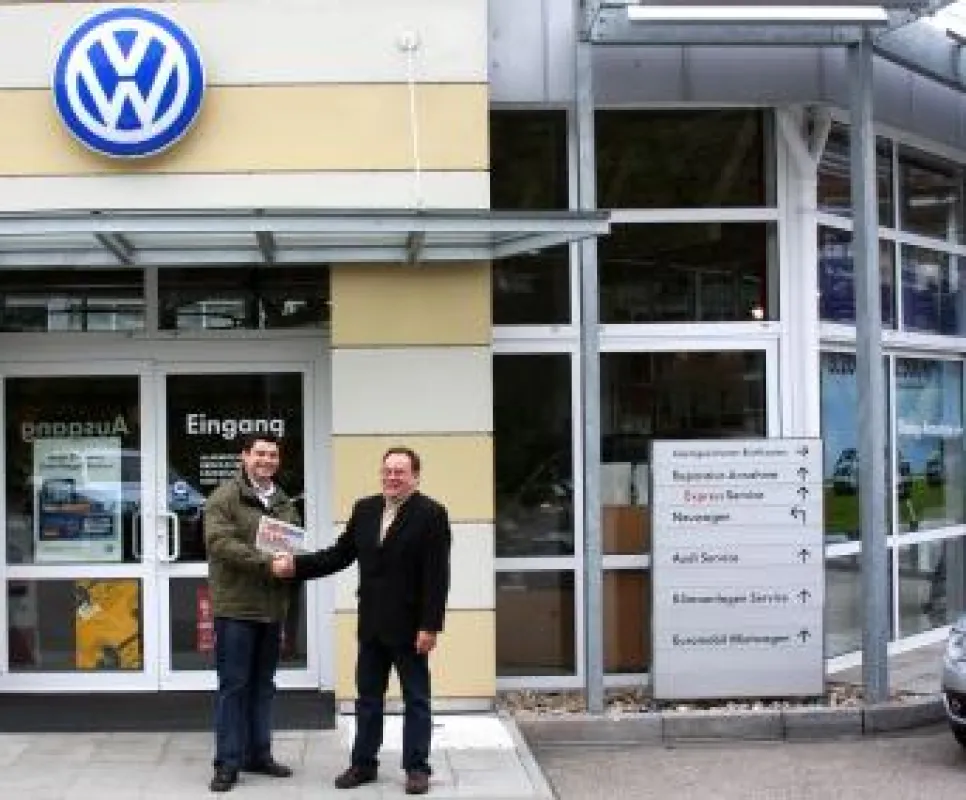 Geschäftsführer Klaus-Dieter Morrkopf (re) mit webauto.de Mitarbeiter Branko Bobanovic