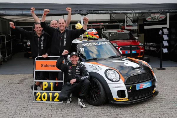 Bild: Schmarl ist Champion MINI TROPHY 2012, Halm noch auf Rang drei.