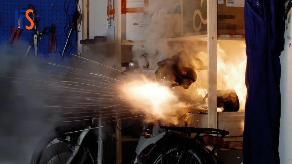 Der Akku eines Elektrofahrrades geht thermisch durch. (Bild: www.ifs-ev.org)