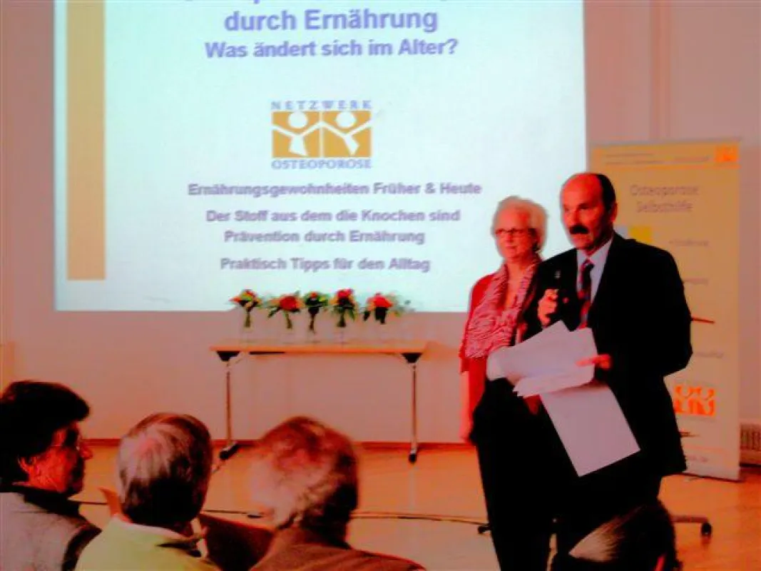 Karin G. Mertel, Vorsitzende des Netzwerk-Osteoporose e.V. und Herbert Kaul, Geschäftsführer des Behinderten-Sportverbandes Nordrhein-Westfalen e.V. bei der Vorstellung der Kooperation beider Verbände