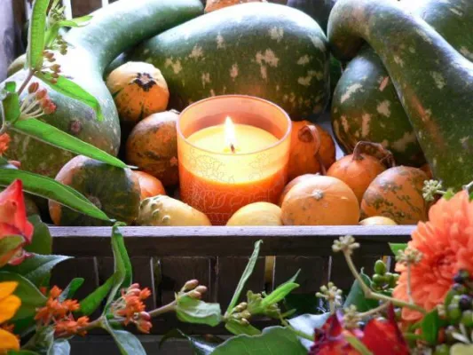 Bild: Farbenfroher Erntedank mit Kerzen