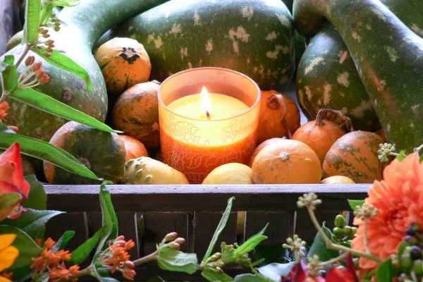 Bild: Farbenfroher Erntedank mit Kerzen