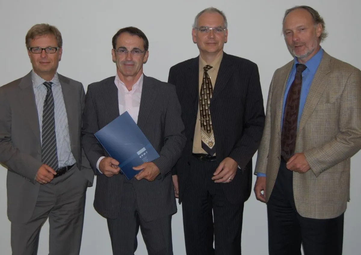 25 Jahre KPWT AG (v.l.): Aufsichtsrat Prof. Dr. Hans-Peter Scharl, Gründer und Vorstandschef Dr. Franz X. Kirschner, Dipl.-Kfm. Thomas Ostermeier (Geschäftsführer Straubing/Regensburg), Dipl.-Kfm. Ge