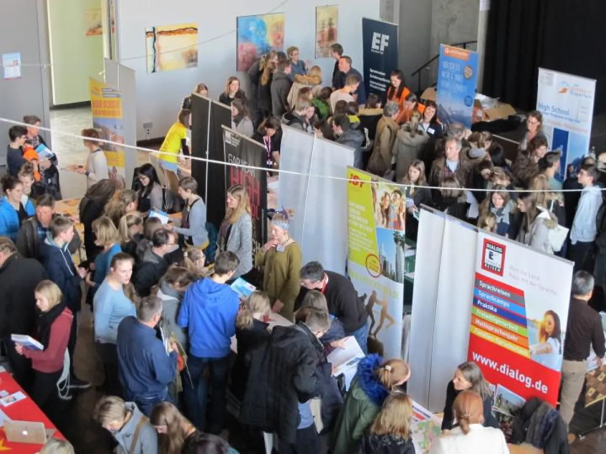 Junge Weltentdecker im Beratungsgespräch