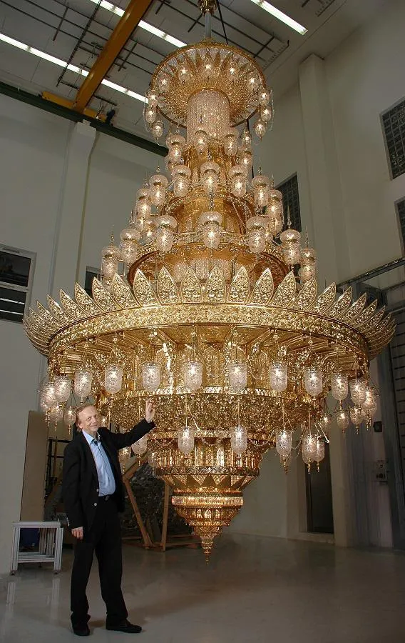 Firmenchef Harald Kny präsentiert den Zentralluster für eine neue Moschee in Muscat. (c) Kny Design