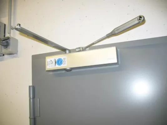 Bild: Befähigte Person zur Prüfung von Feststellanlagen