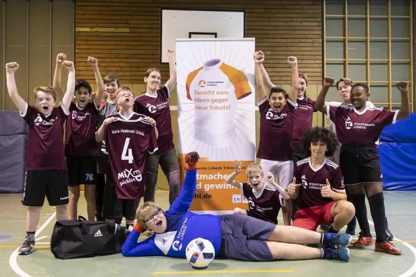 Bild: Fußball-AG der Maria-Montessori-Schule gewinnt neue Trikots