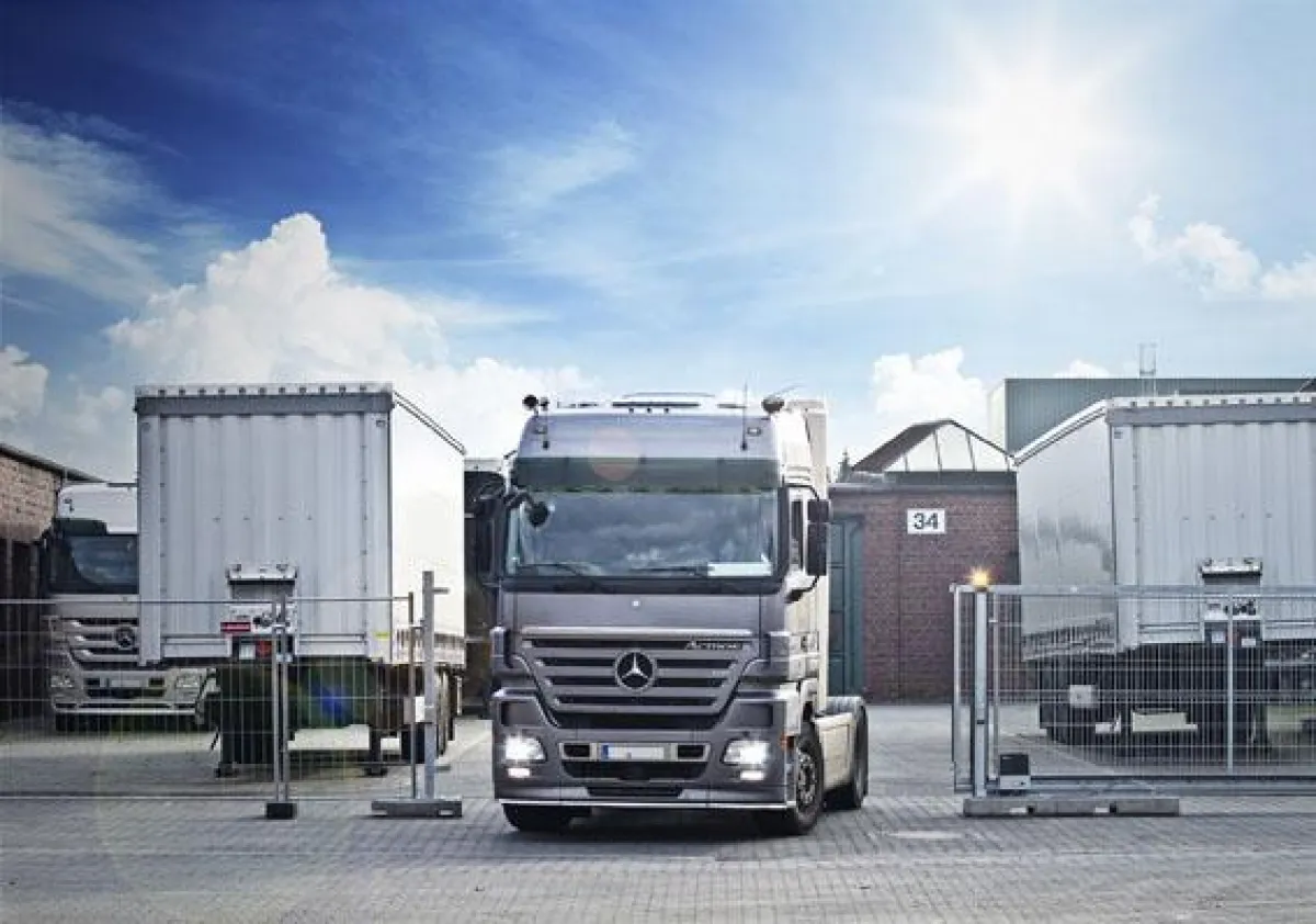 Automatisches Schiebetor von Betafence: Öffnet und schließt automatisch mittels Handsensor