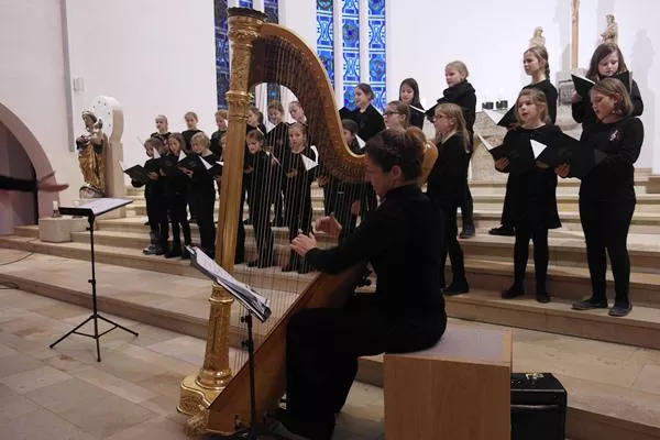 Liebenauer Adventskonzert der Mädchenkantorei an der Domkirche St. Eberhard Stuttgart Bild: Liebenauer Adventskonzert der Mädchenkantorei an der Domkirche St. Eberhard Stuttgart
