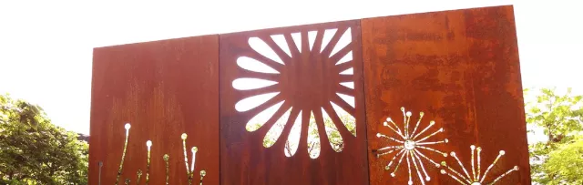 Bild: Cortenstahl Sichtschutz, Hochbeet & Co. ¬– Edelrost als Blickfang für den Garten