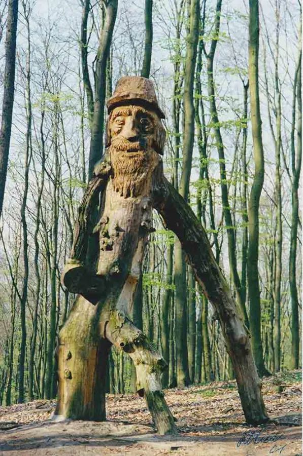 Die Holzfigur des Räubers Vieting wurde Ende der 90er Jahre von zwei Parchimer Künstlern geschnitzt.