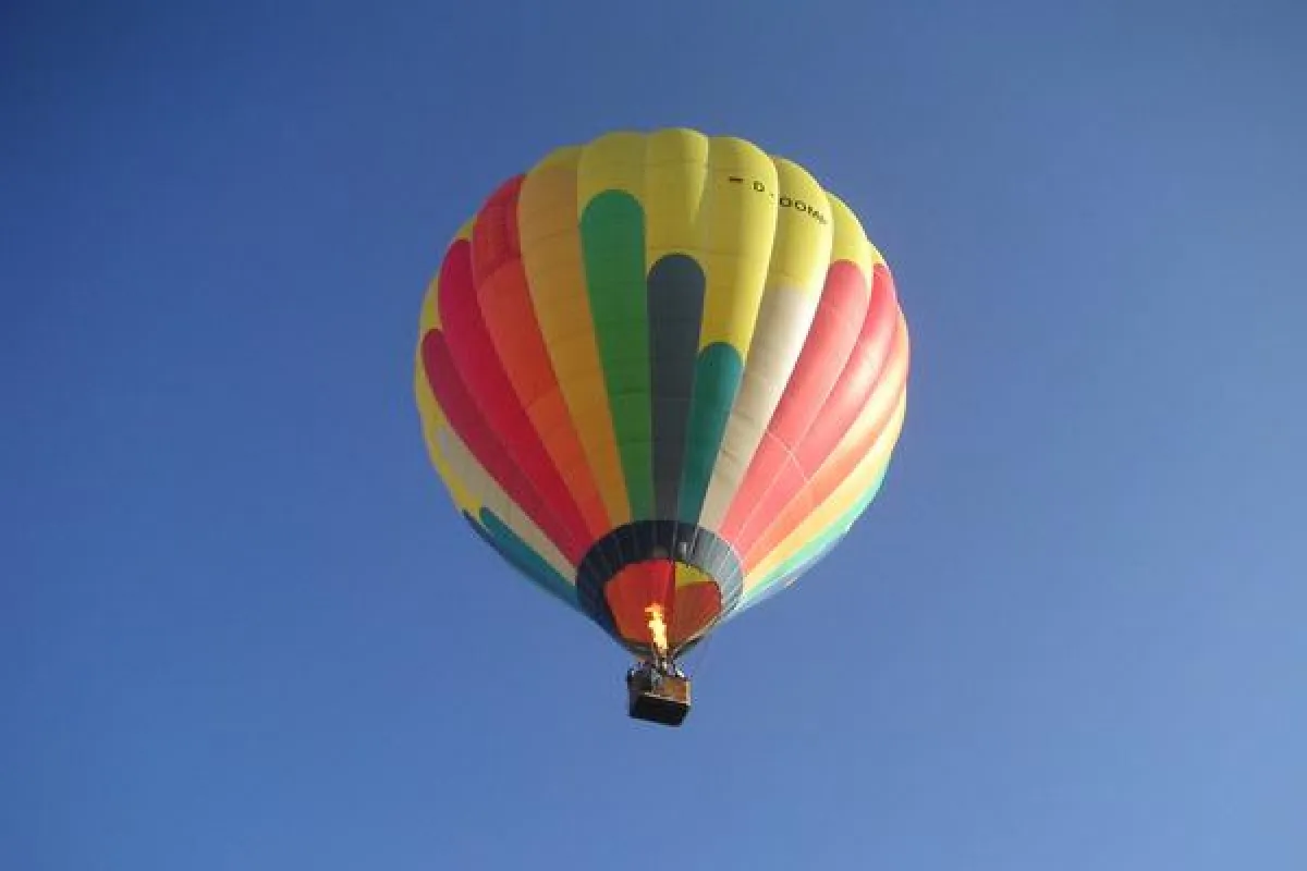 Heißluftballon am blitzblauen Winterhimmel