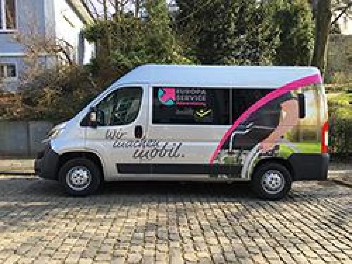 Ein behindertengerechtes Fahrzeuge aus dem Bestand von „EUROPA SERVICE miets KADOMO“