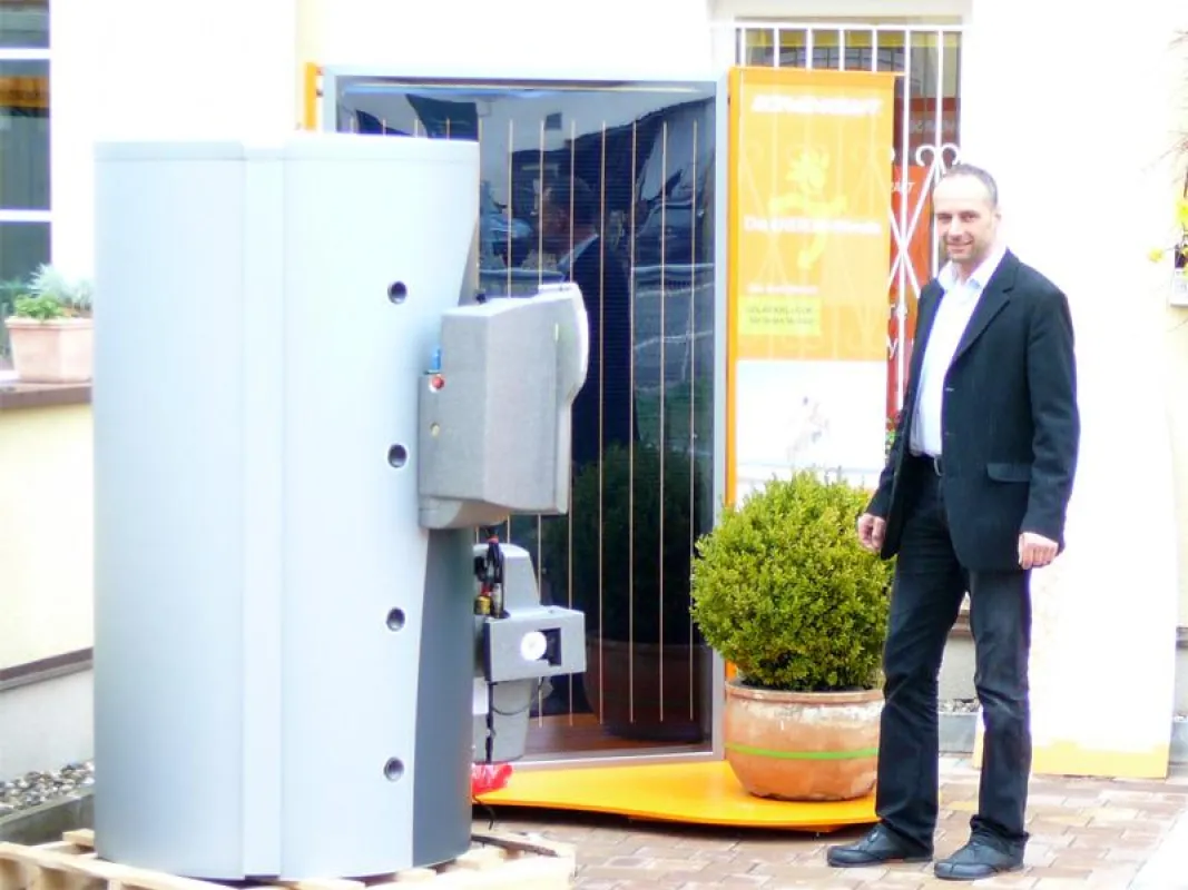 Geschäftsführer, Volker Wäntig , zeigt, wie eine Solaranlage funktioniert.