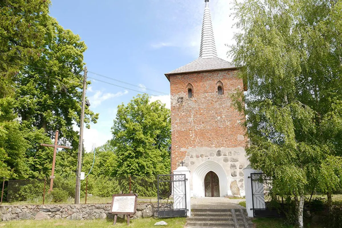 Nahe des Lenné-Parks befindet sich die Dorfkirche von Rusowo. Foto: Carsten Wolf/Travel-Netto
