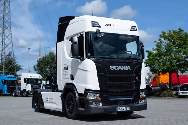 Bild: JUNA beschleunigt Revolution des elektrischen Straßengüterverkehrs mit Rekordauftrag von 30 Scania Elektro-Lkw