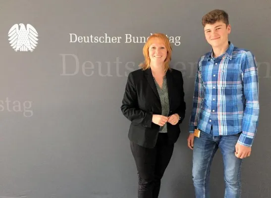 Stipendium für ein Jahr USA: Christina Schwarzer MdB (CDU) übernimmt Patenschaft für Neuköllner Schüler Bild: Stipendium für ein Jahr USA: Christina Schwarzer MdB (CDU) übernimmt Patenschaft für Neuköllner Schüler