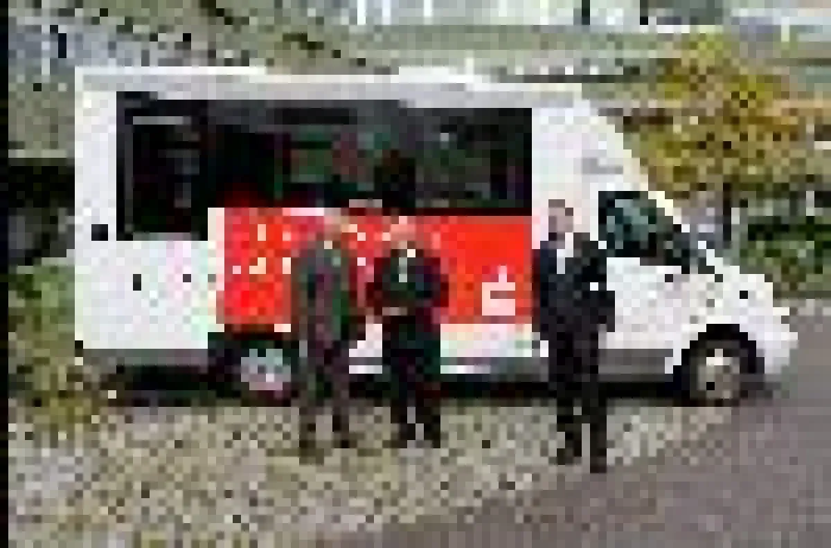 Der rot-weiße KSK-Bus versorgt Flüchtlinge im Landkreis Esslingen mit Bargeld.
